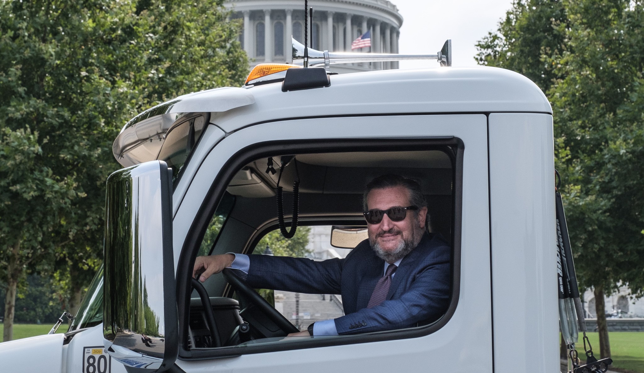 Read more about the article Američki senator Ted Cruz u svom se kamionu pridružio Konvoju slobode koji se bori protiv obveznog cijepljenja