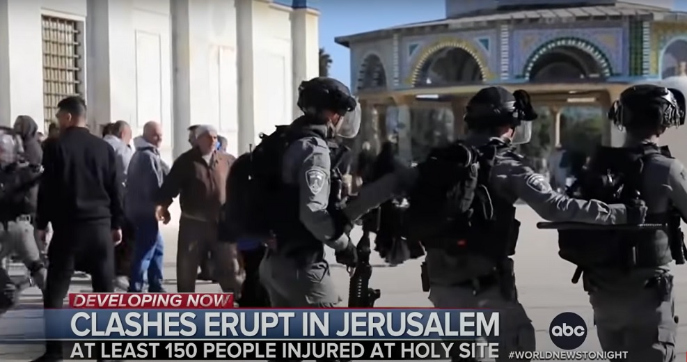 Read more about the article Kaos u Izraelu, policija upala u Al-Aksu, Palestinci odlučno brane svoju džamiju