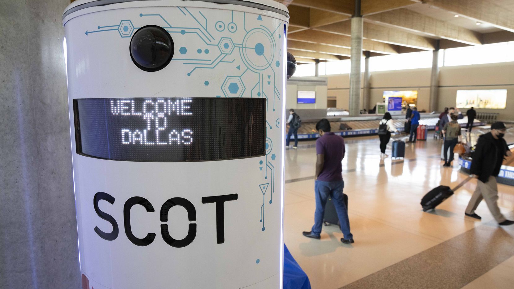Read more about the article Na aerodromu u Dallasu roboti nadziru i upozoravaju putnike bez maske da se moraju pridržavati pravila