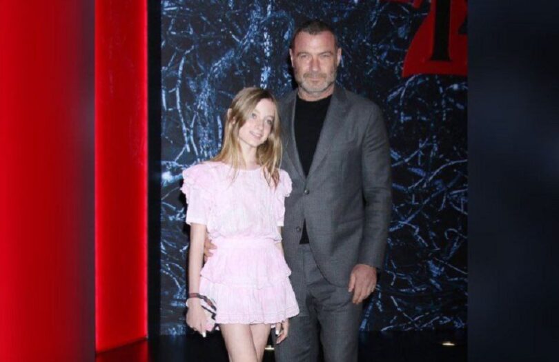 Read more about the article Novo-normalna obitelj? Poznati hollywoodski glumac Liev Schreiber na premijeru doveo sina koji se oblači kao djevojčica
