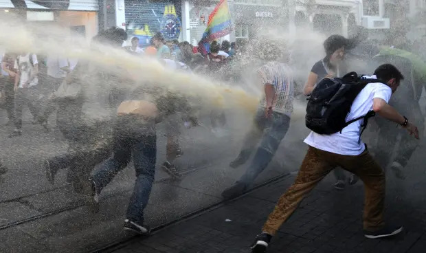 Read more about the article Policija vodenim topovima spriječila paradu “ponosa” u Istanbulu – Deseci ljudi privedeno