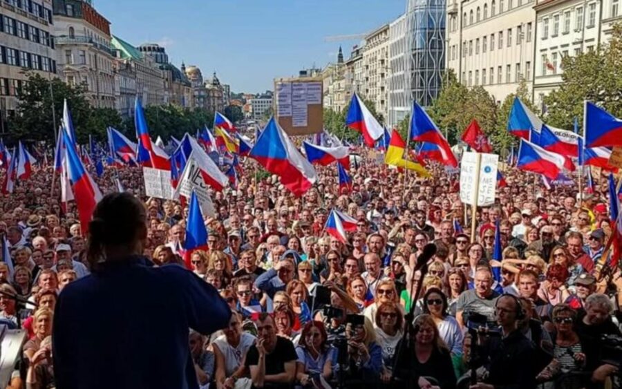 Read more about the article Masovni prosvjed u Češkoj: Traži se ostavka vlade i pregovori s Rusijom