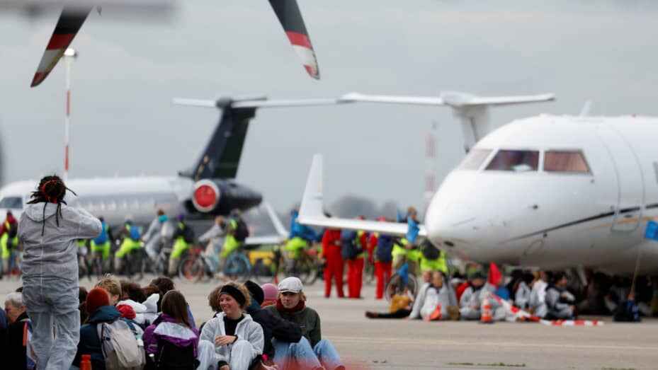 Read more about the article Klimatski aktivisti blokirali su privatne zrakoplove u Amsterdamu