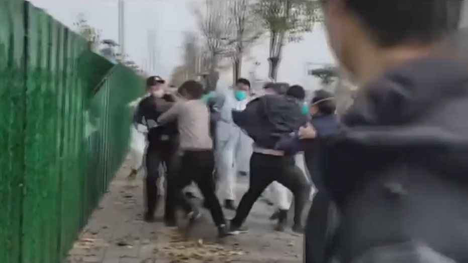 Read more about the article Žestoka pobuna u Kini: Demonstranti se sukobavljavaju s policijom i ruše punktove za COVID testiranja