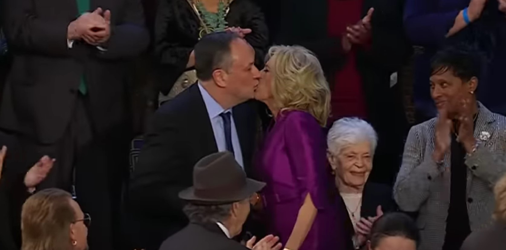 Read more about the article Filmski poljubac u usta Jill Biden i muža Kamale Harris na SOTU-u šokirao javnost