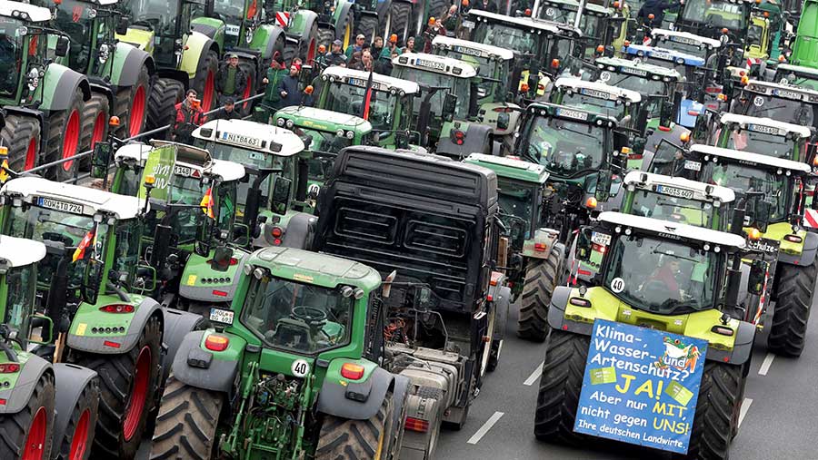 Read more about the article Njemački farmeri izašli s traktorima na ulice i prosvjeduju protiv “Velikog reseta”