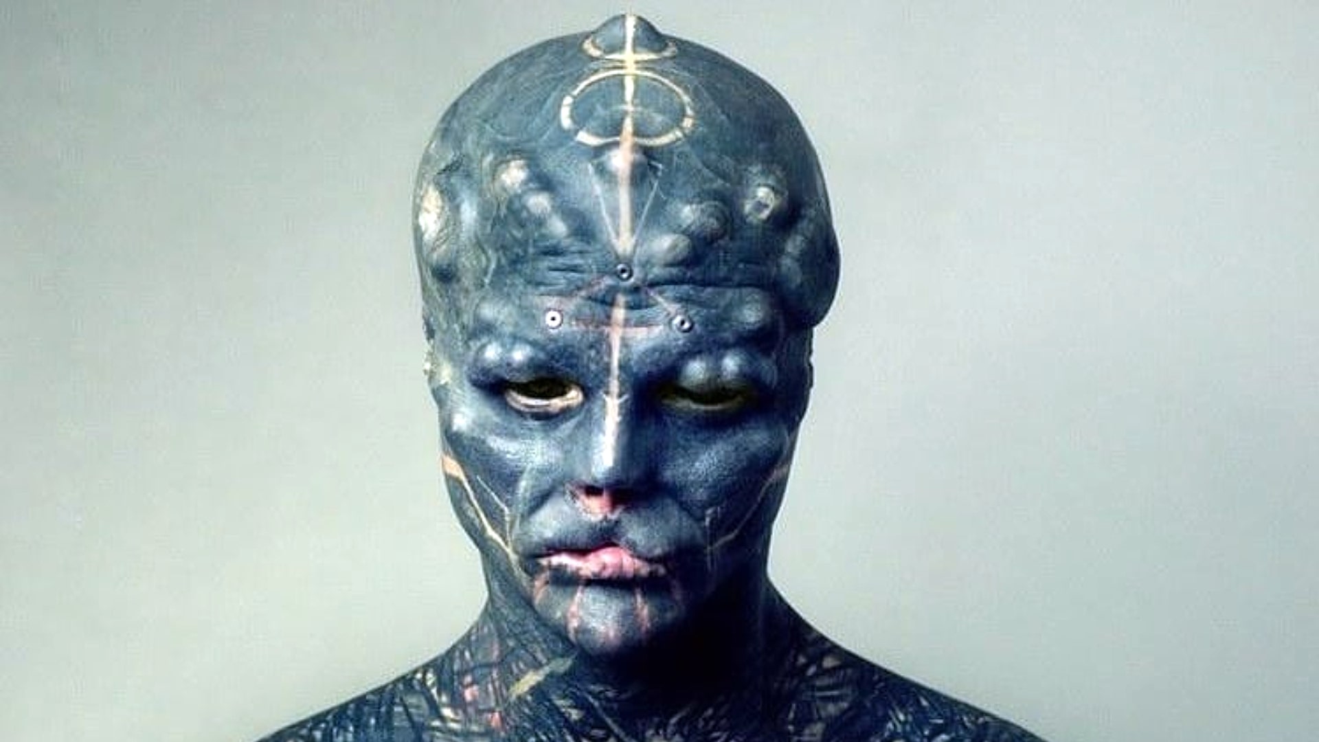 Read more about the article Šokantna video snimka čovjeka koji se pretvara u ‘crnog vanzemaljca’