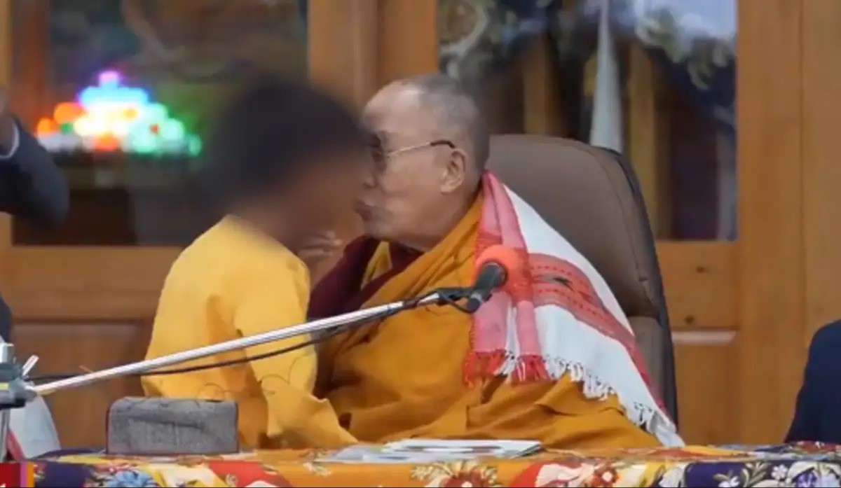 Read more about the article Dalai Lama svojim poljupcem u usta s indijskim dječakom, podigao prašinu u javnosti