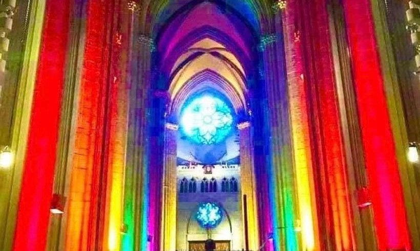 Read more about the article LGBTQ propaganda prelazi sve granice: Njujorška katedrala sv. Ivana zasjala u duginim bojama